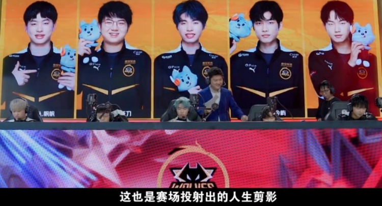 美媒晒图调侃：终于见到本-西蒙斯出手跳投了😳.
